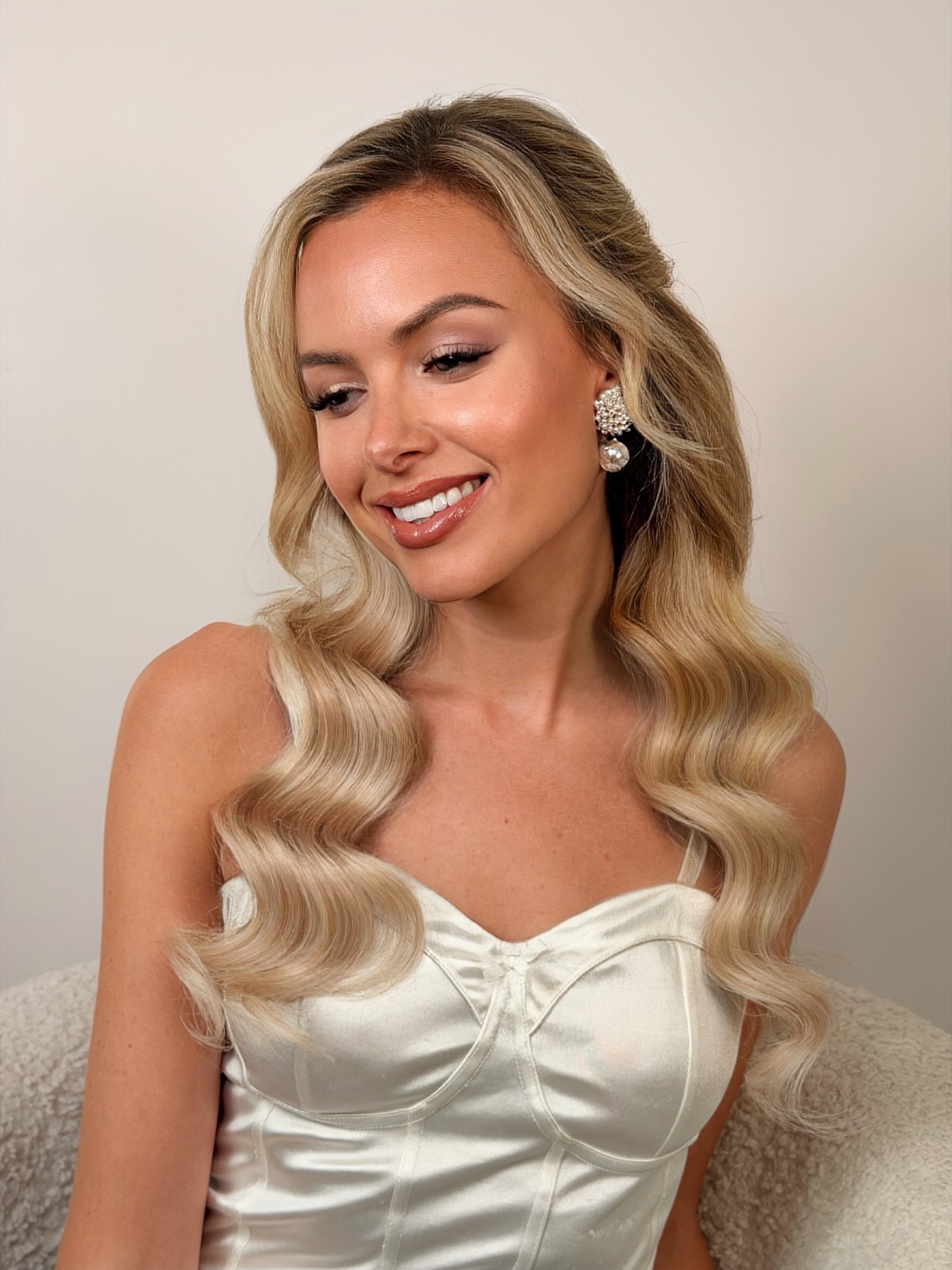 Blonde Hollywood waves bridal look